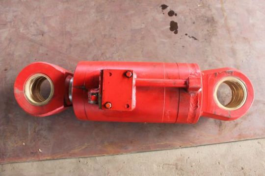 點擊查看詳細信息<br>標題：220鏟板升降油缸 閱讀次數(shù)：1871