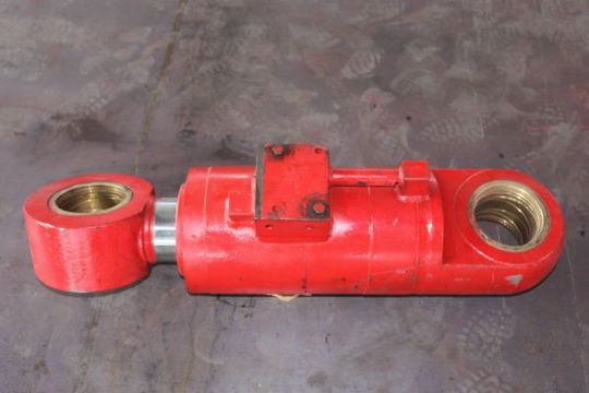 點擊查看詳細信息<br>標題：160鏟板升降油缸 閱讀次數：2663